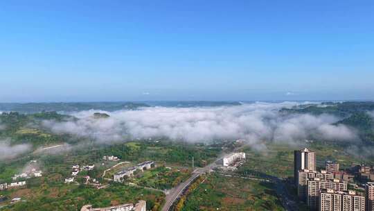 城市与自然结合的云雾景观