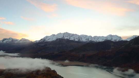 西藏雪山河流日出云雾