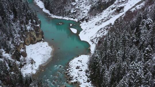 航拍大雪纷飞的帕隆藏布江河谷风光