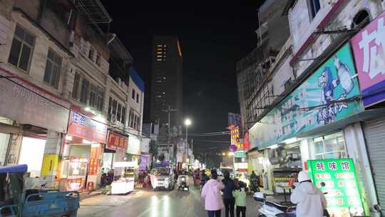 贵港老街夜景街景夜晚街道店铺行人车流