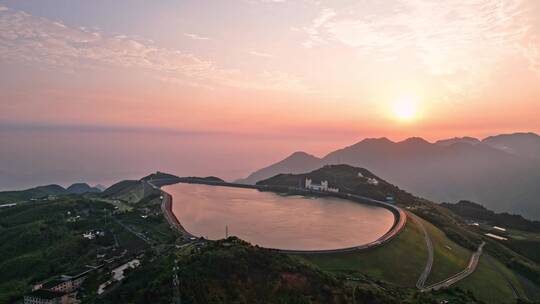 航拍夕阳下青山顶山美丽的湖州安吉江南天池