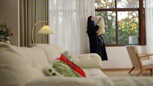 居家女生逗猫猫