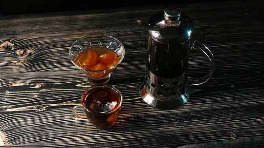 茶倒入玻璃茶杯