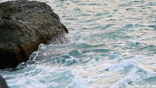 海南早晨海岛大海海浪拍打礁石