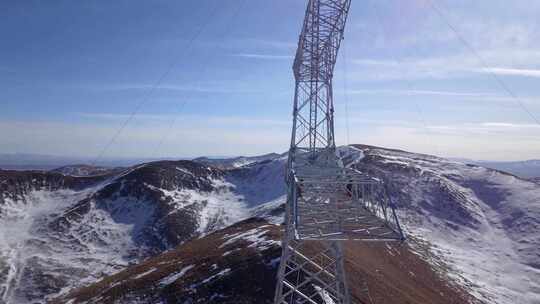 4K西藏5200雪山顶特高压立塔就位建设01视频素材模板下载
