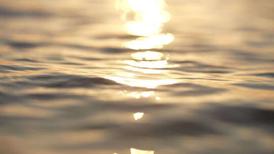 夕阳下金色的河水河面波光粼粼闪动的光斑