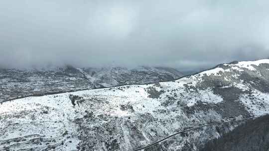 阴天航拍穿过雪山山脊