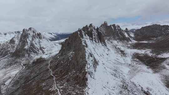 航拍四川阿坝莲宝叶则景区雪山