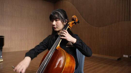 少年儿童拉小提琴音乐会
