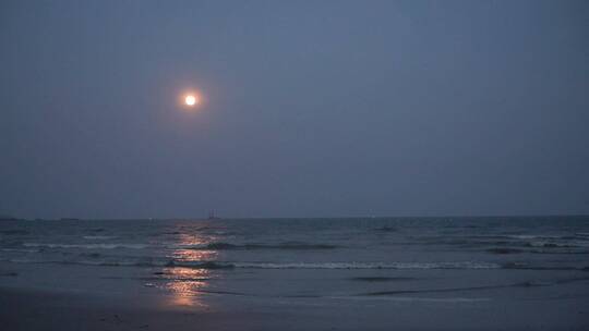 海边沙滩夜晚海边夜色海浪浪花拍打