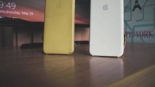 两种不同颜色的Iphone外壳