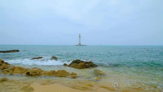 阴天海边沙滩海滩散步