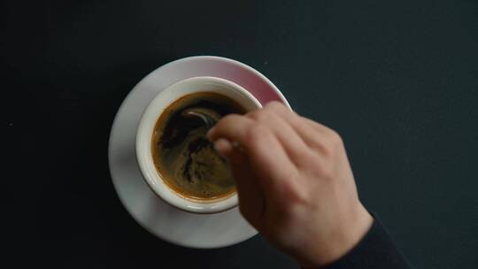 勺子搅动咖啡