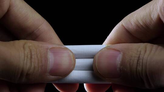抽烟-戒烟-双手掰断香烟4k视频素材模板下载