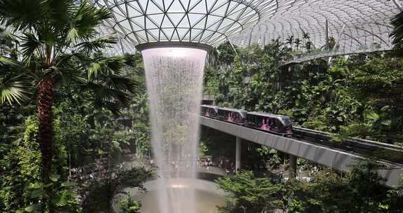 新加坡樟宜机场瀑布与网红小火车