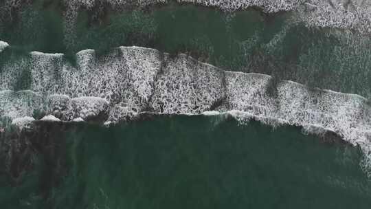 从上面看海岸上的波浪