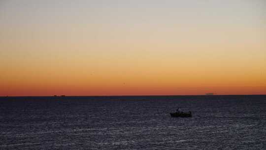 日落时的海上小船