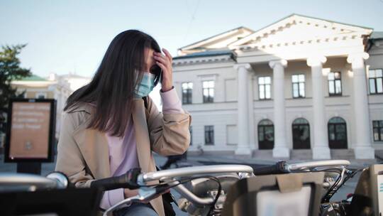 女人骑着共享单车