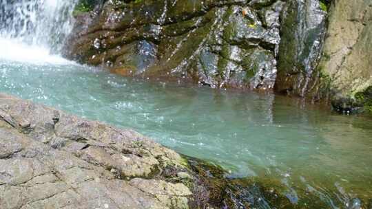 河边流水河流河水小溪山泉泉水流体液体水流视频素材模板下载