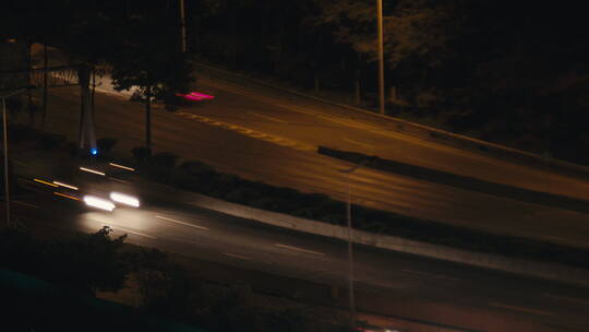 夜晚快速路上的车流川流不息延时摄影