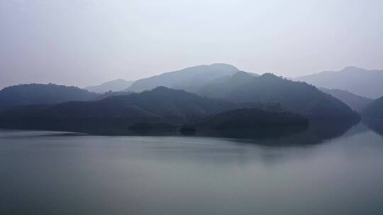 国画般的湖面和山风景航拍