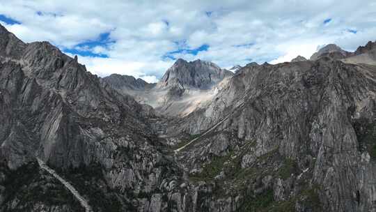 航拍气势宏伟的中国四川甘孜措普沟高山风景