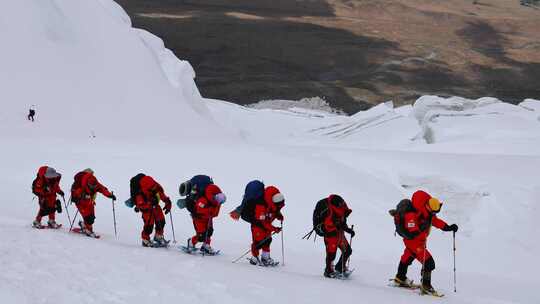 风雪中攀登冰川之父慕士塔格峰雪山的登山队