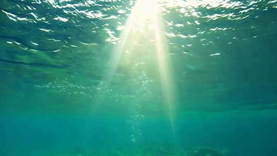 阳光透过水下的海面