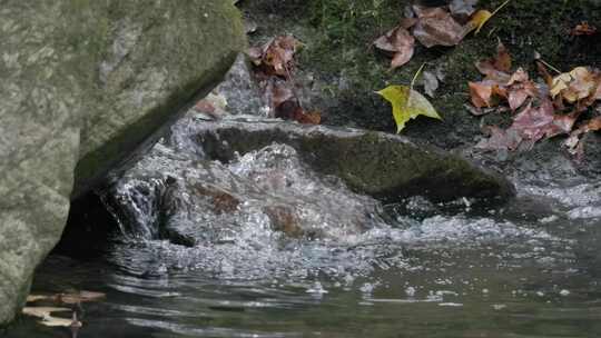 水流从岩石间流下的自然景象