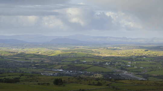 爱尔兰白天农村农业自然景观的时移。