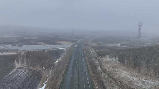 初春风雪大兴安岭林区道路上行驶的汽车