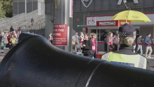 伦敦酋长球场外的球迷和治安者视频素材模板下载