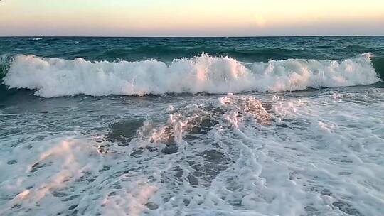 大浪涌向海岸
