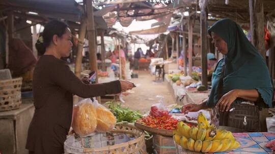 女人在水果市场买水果