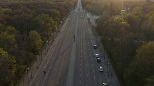 清晨空中高速公路上的汽车