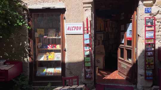 法国小镇斑驳墙面的二手书店陈列了很多书视频素材模板下载