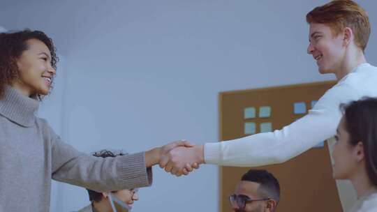 商务签约 合作握手