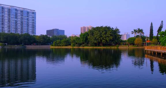广州流花湖公园湖畔城市建筑与夕阳黄昏景色
