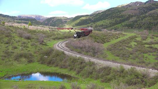 蒸汽火车穿过山脉特写