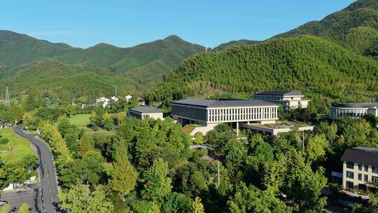 湖州安吉余村风光 大山间的度假酒店