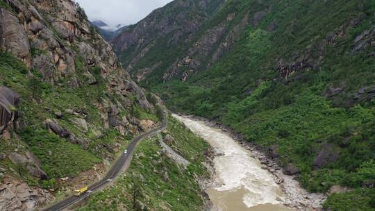 西藏山南市雅鲁藏布江峡谷公路自然风光