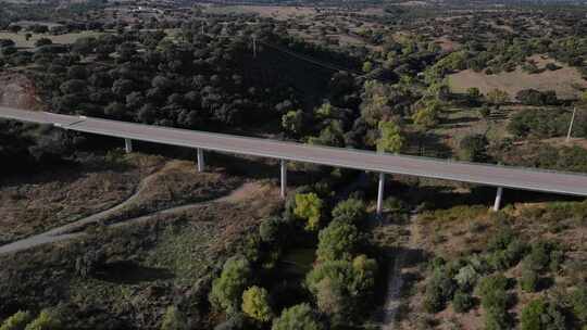 葡萄牙维拉福尔莫萨古罗马桥附近的现代高架道路。空中倒车