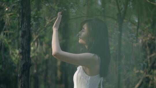 树林里女孩伸手遮挡太阳唯美视频素材