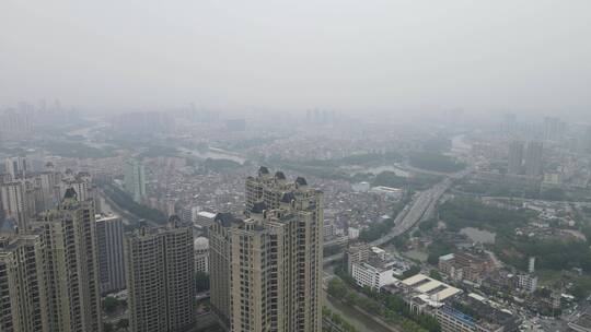 雨雾中的城市