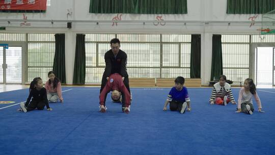 老师指导学生武术