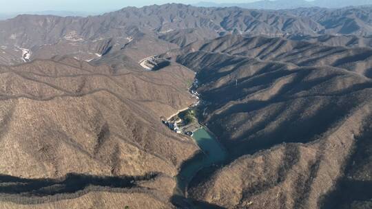 航拍山脉地质公园沟壑峰峦风光雄威高山湖泊