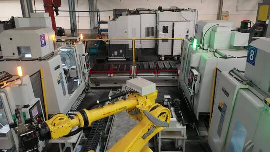 工厂里的全自动化机器人