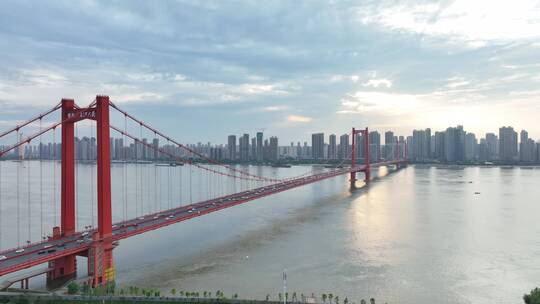 武汉鹦鹉洲长江大桥平视环绕镜头，2022最新视频素材模板下载