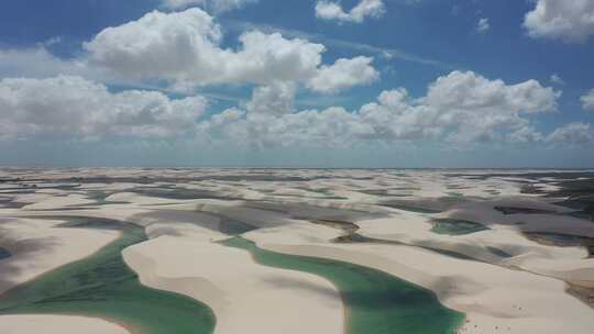 巴西标志性的雨水湖和沙丘。Lencois Maranhens巴西。