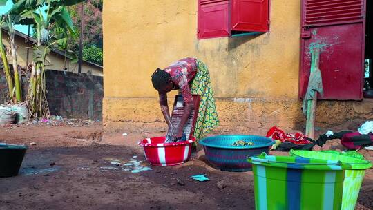 用搓衣板手工洗衣服的非洲女人
